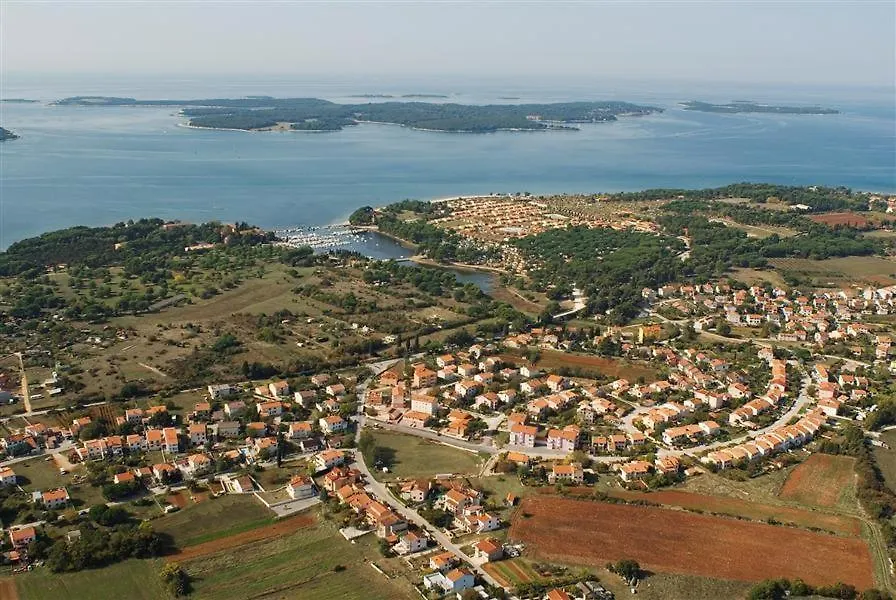 Apartments Durda Fazana 3*,